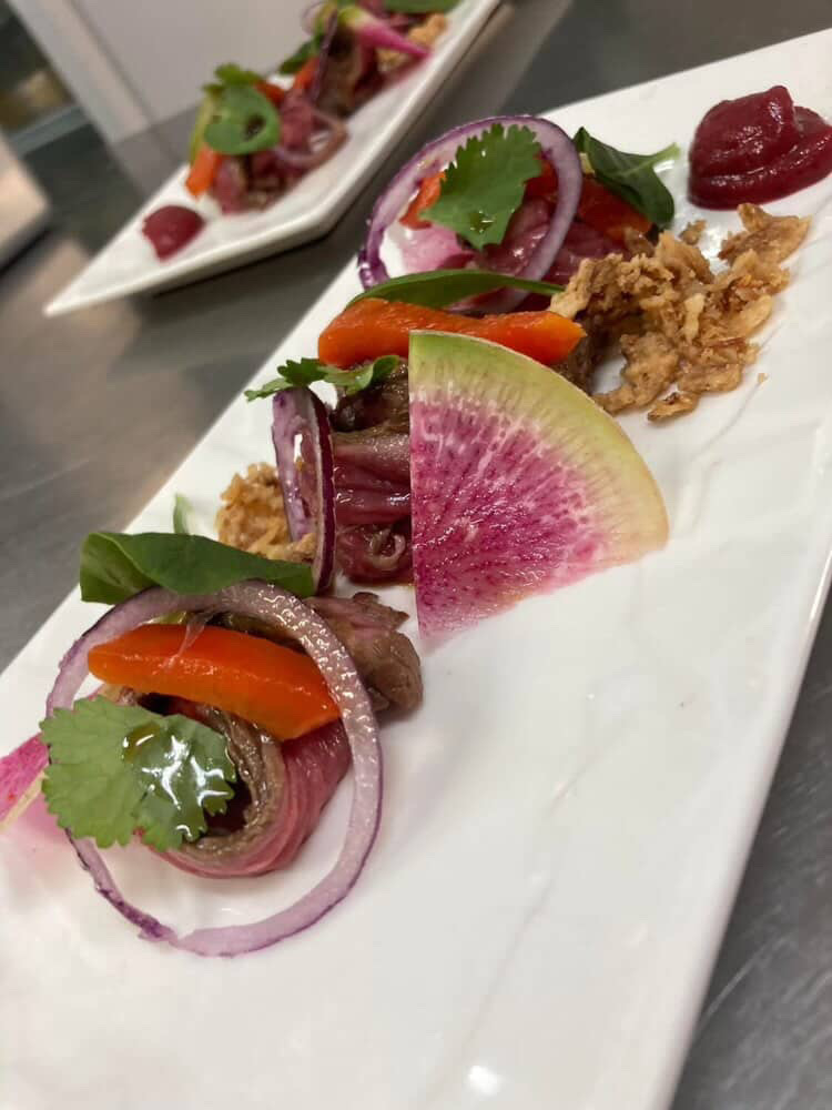 Entrée gastronomique dressée dans un restaurant à Plancoët