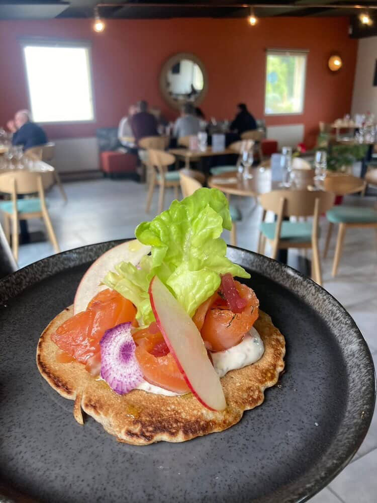 Entrée au saumon frais dans un restaurant à Plancoët