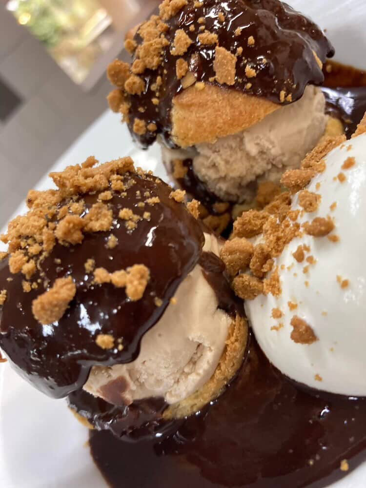 Profiteroles au chocolat dans un restaurant à Plancoët