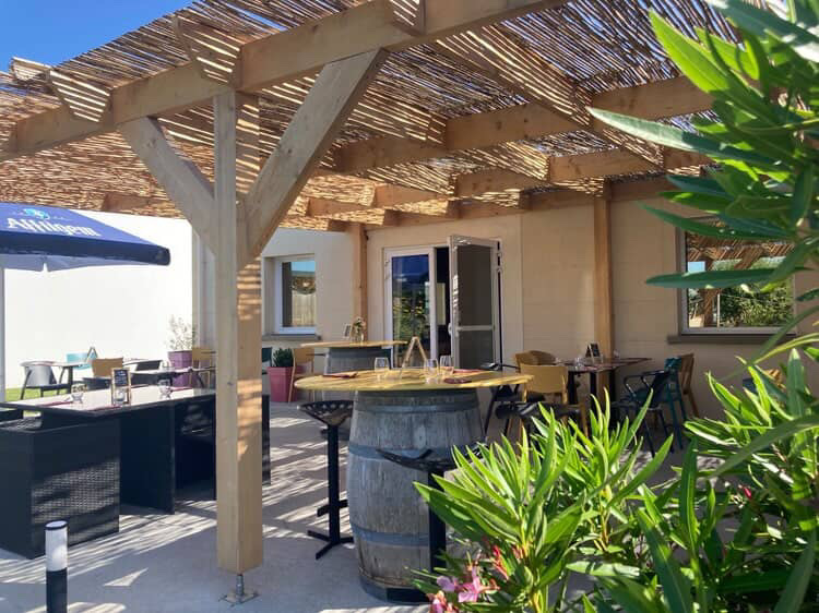 Terrasse extérieure du restaurant à Plancoët Le Verger