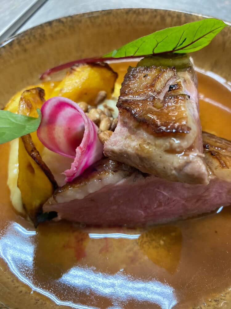 Plat de viande avec sauce et légumes dans un restaurant à Plancoët