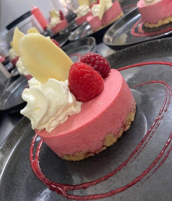 Dessert aux fruits rouges dans un restaurant à Plancoët
