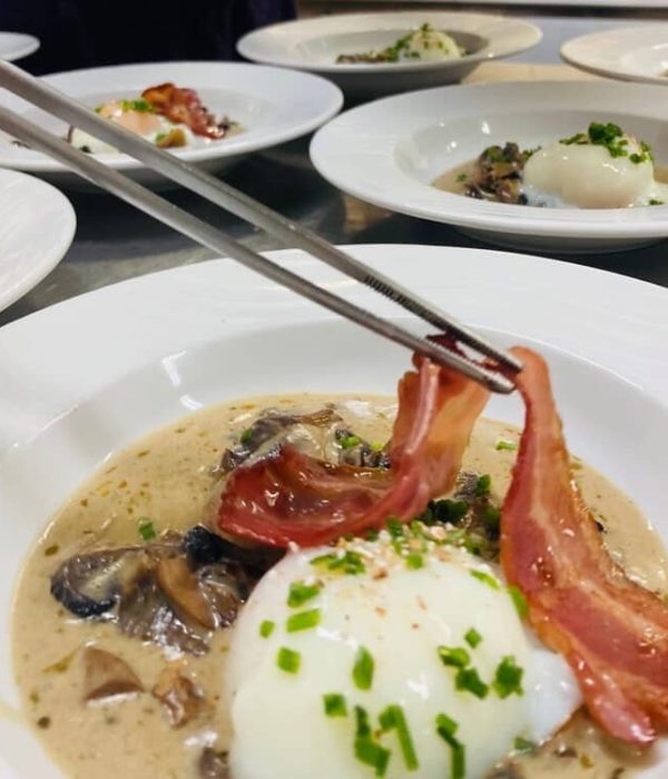 Œuf poché avec sauce crémeuse dans un restaurant à Plancoët